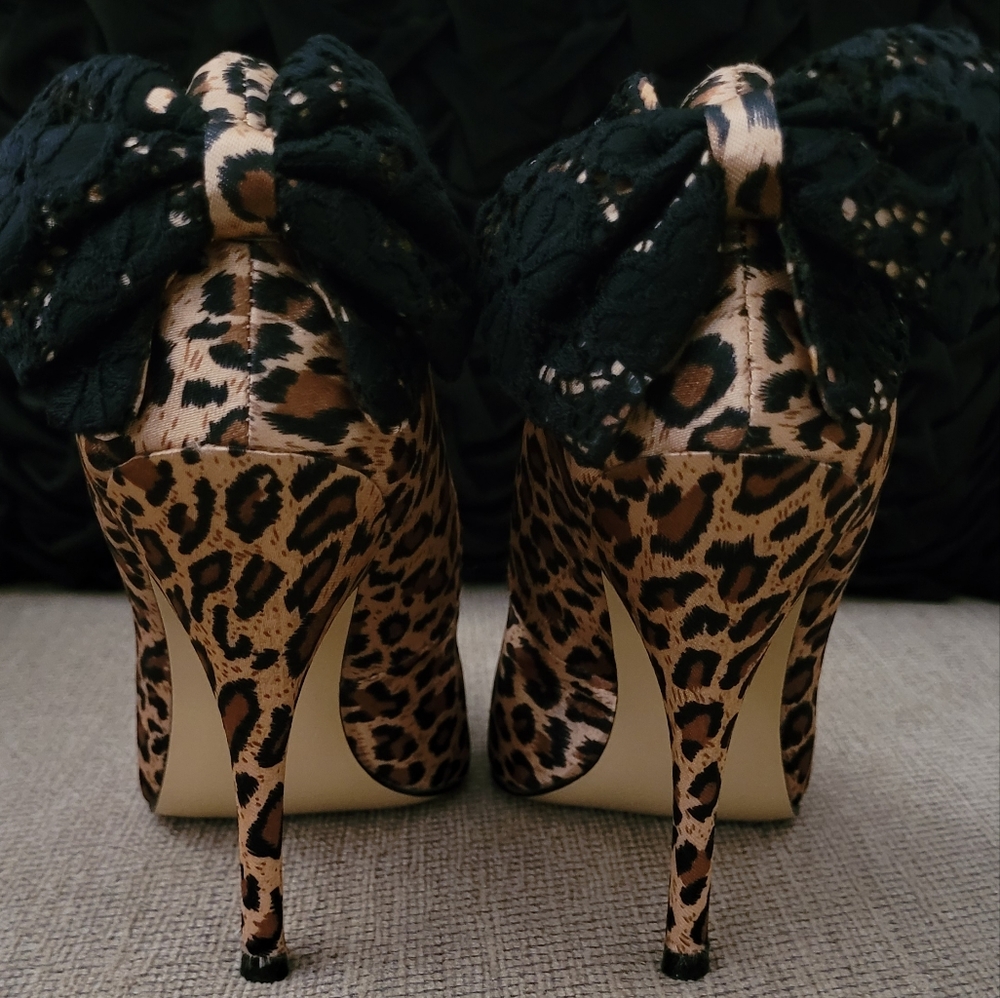 FREDERICK'S OF HOLLYWOOD LEOPARD PRINT LACE DETAIL PUMP - Picture 7 of 12